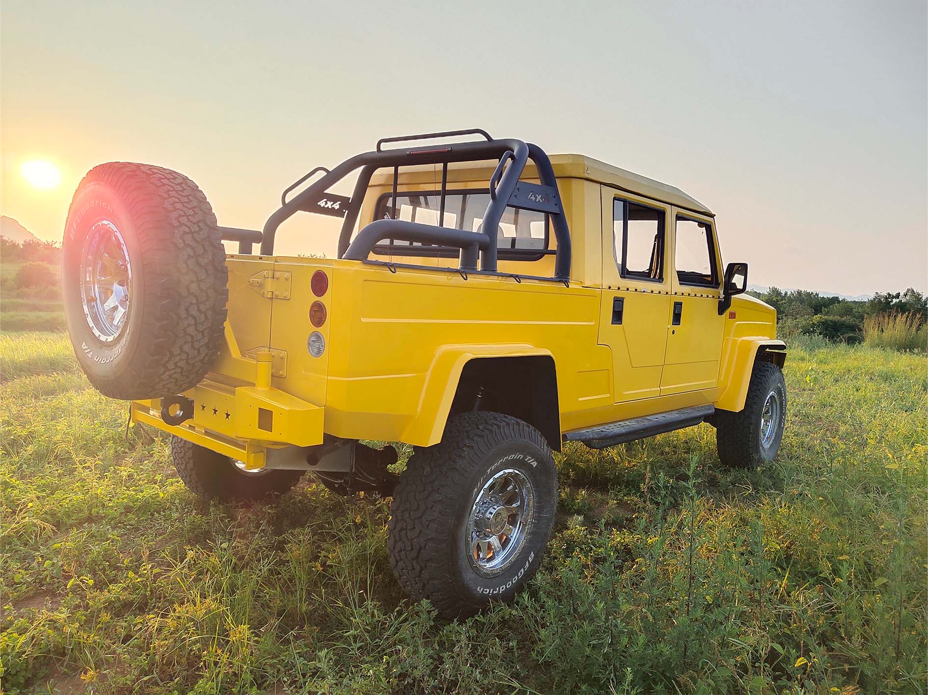 4X4 Yellow Heavy-duty Pickup Truck